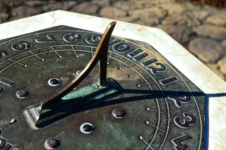 Dreaming Of A Broken Sundial